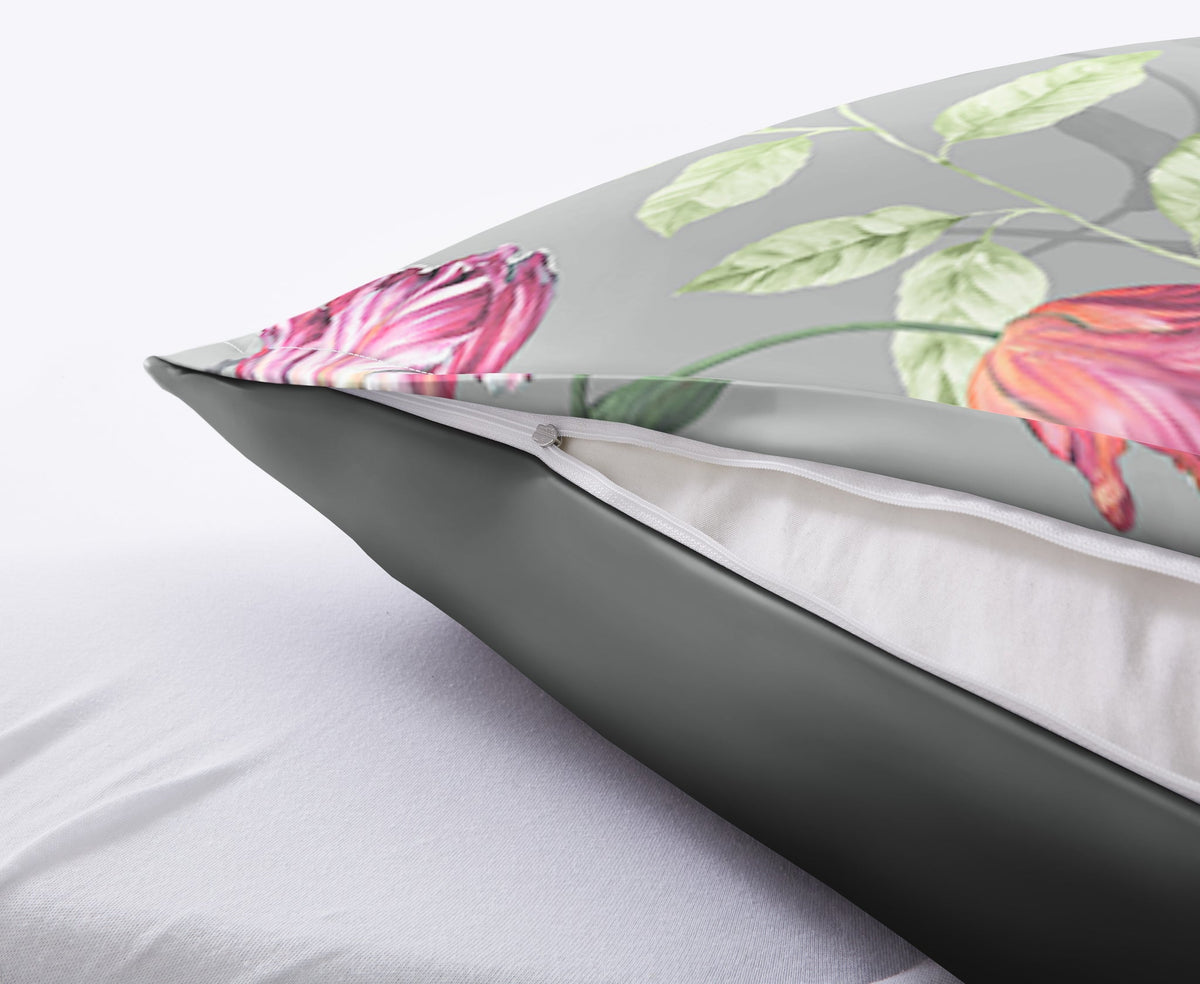 Nahaufnahme graues Kissen mit Blumenprint und geöffnetem Reißverschluss