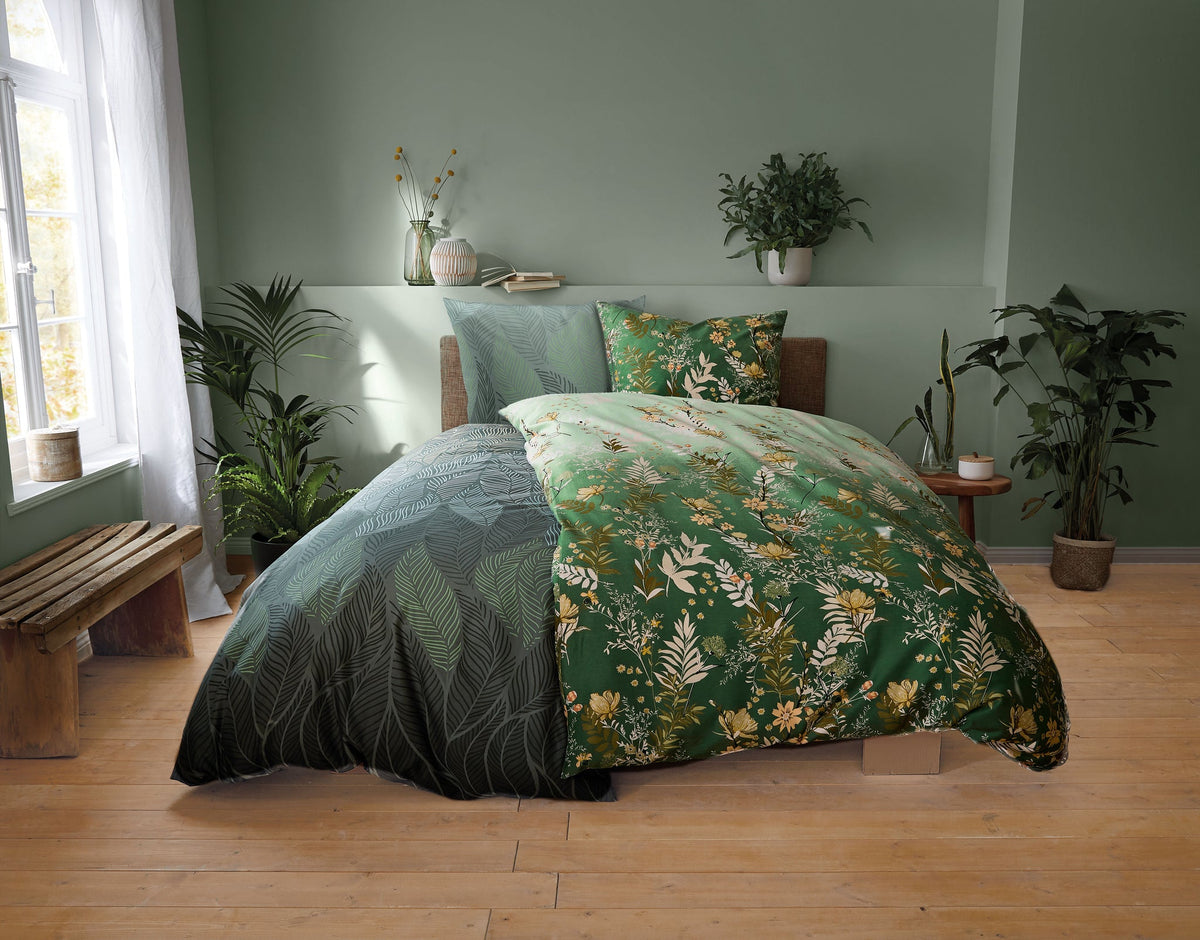 Grüne Bettwäsche mit Blatt- und Blumenmuster in hellem Schlafzimmer