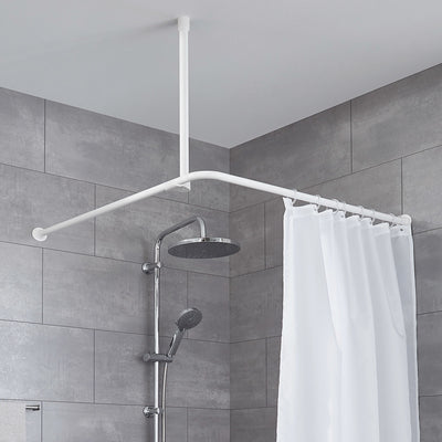 Weiße L-Duschstange mit Duschvorhang über moderner Regendusche, grauer Wand