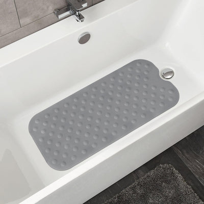 Graue Antirutsch-Badematte mit Noppen in weißer Badewanne mit Ablaufloch