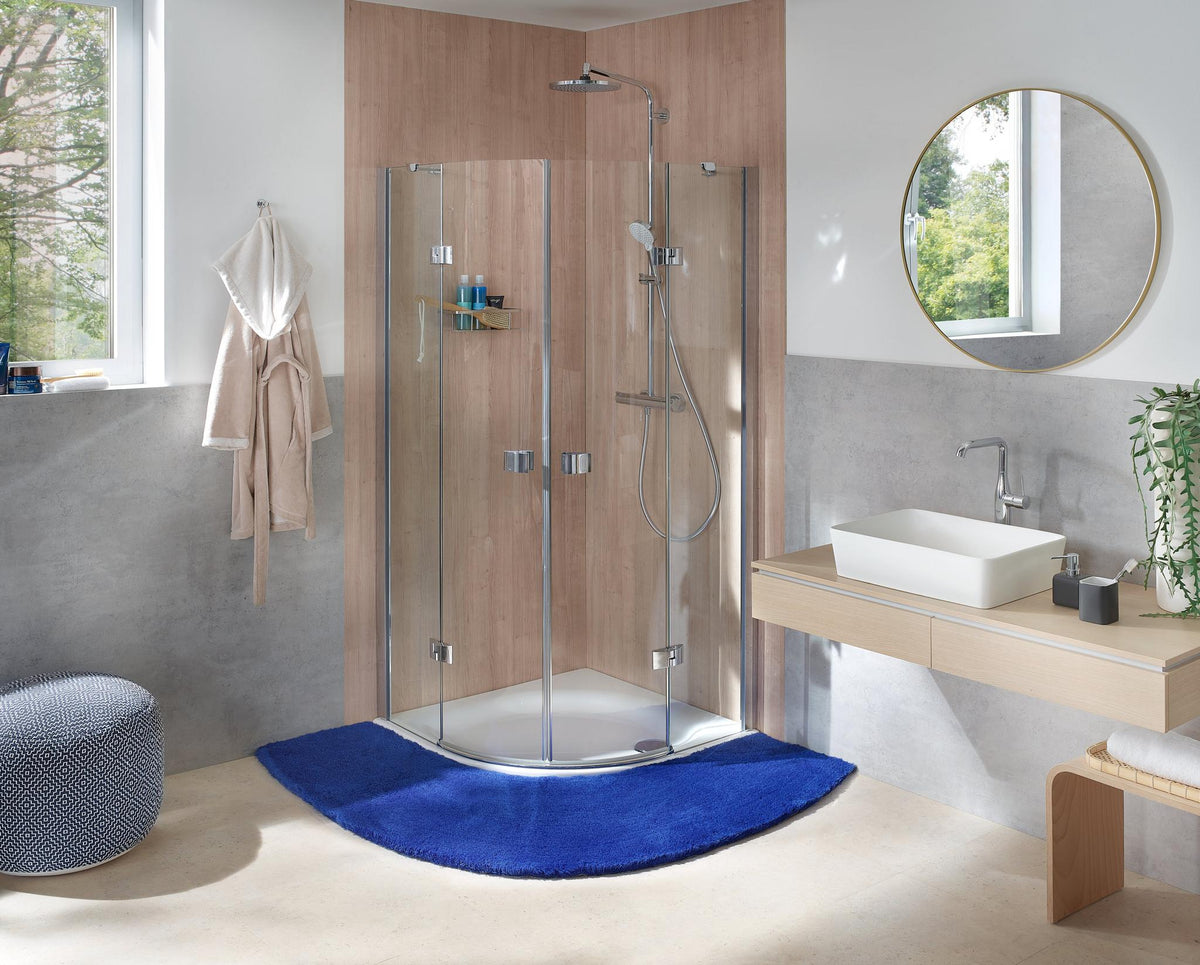 Eck-Dusche mit Glaswänden, Regendusche und blauem Badteppich im modernen Bad