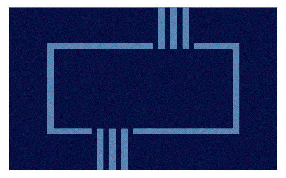 Dunkelblaue Badematte mit hellblauem, eckigem Rahmen und Streifen