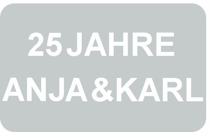 Graues Rechteckschild mit weißem Schriftzug 25 Jahre Anja und Karl