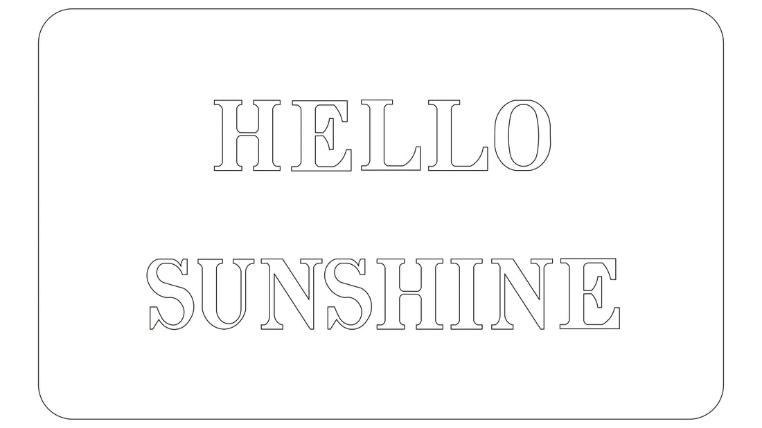 Weiße Badematte mit Aufschrift HELLO SUNSHINE in Blockbuchstaben