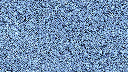Nahaufnahme einer hellblauen, flauschigen, weichen Badteppich-Oberfläche