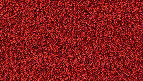 Roter, flauschiger Badteppich in Nahaufnahme mit weicher Oberfläche oben
