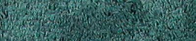 Nahaufnahme einer dunkelgrünen, flauschigen Badematte aus weichem Textil
