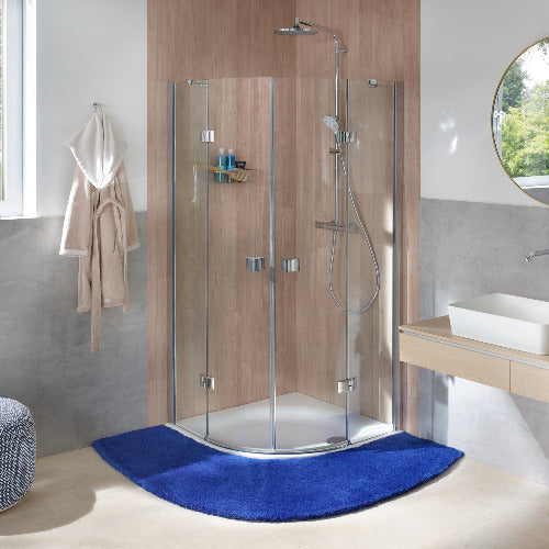 Eckeinstieg-Dusche mit Glaswänden, Holzoptik und blauem Badteppich