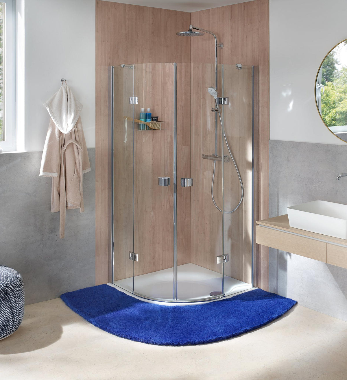 Eckdusche mit Glaswänden, Regendusche und blauem Badteppich im Bad