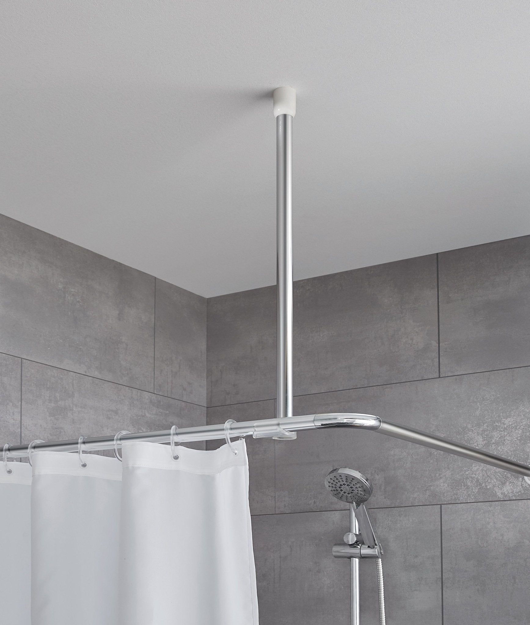 Deckenhalterung aus Chrom für Duschvorhangstange in moderner Dusche