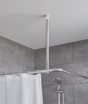 Deckenhalterung aus Chrom für Duschvorhangstange in moderner Dusche