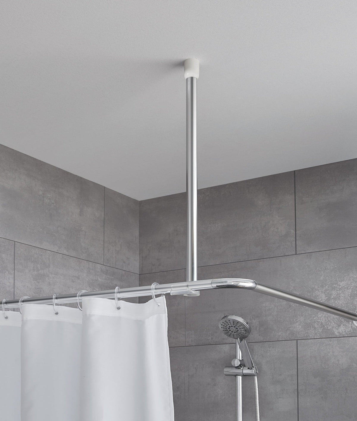 Deckenhalterung aus Chrom für Duschvorhangstange in moderner Dusche