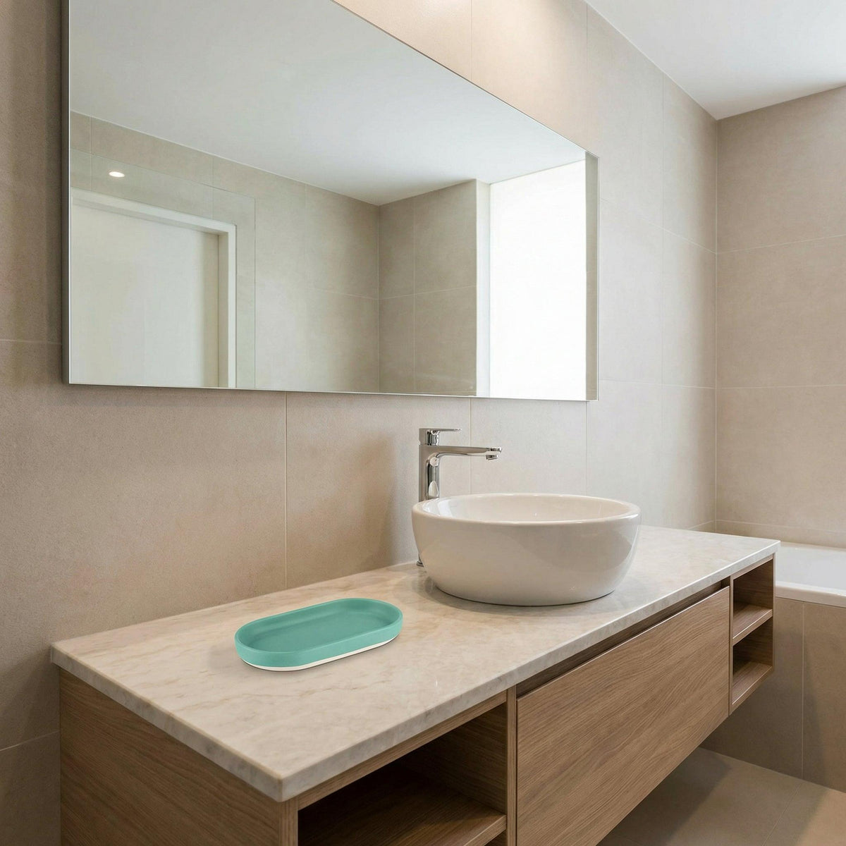 Modernes Waschbecken mit Wasserhahn und türkisfarbener Seifenschale