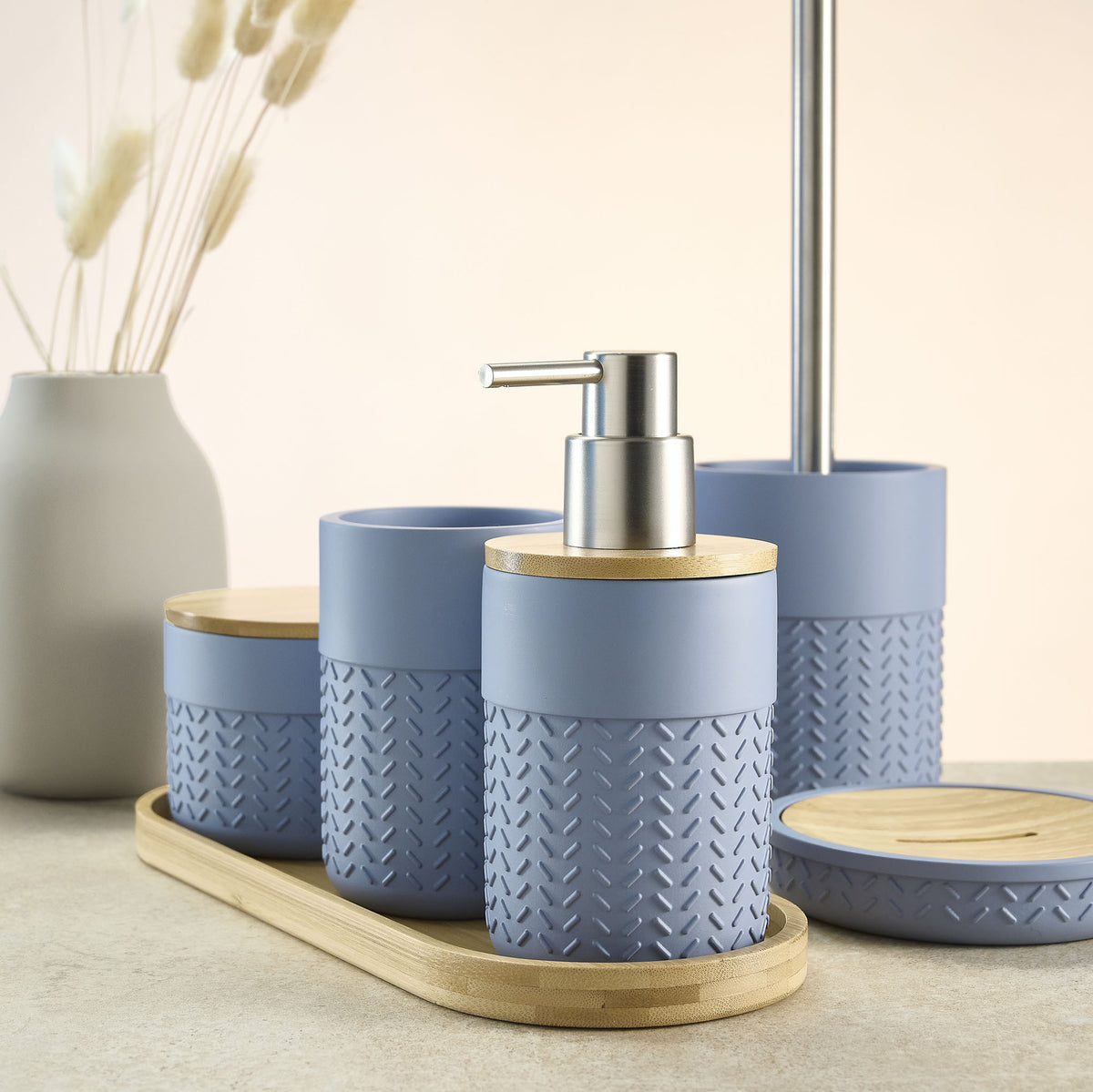 Blaues Badaccessoire-Set mit Seifenspender, Bechern und Ablage aus Holz