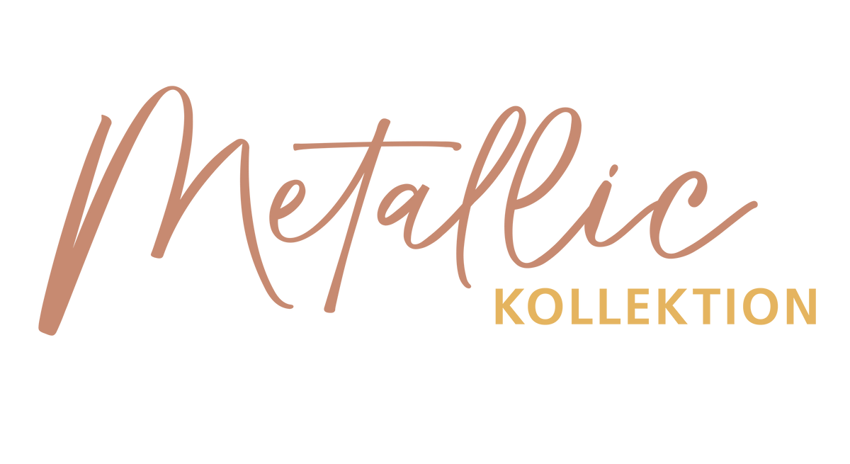 Schriftzug Metaflic Kollektion in Rosé und Goldfarbig auf schwarzem Grund.