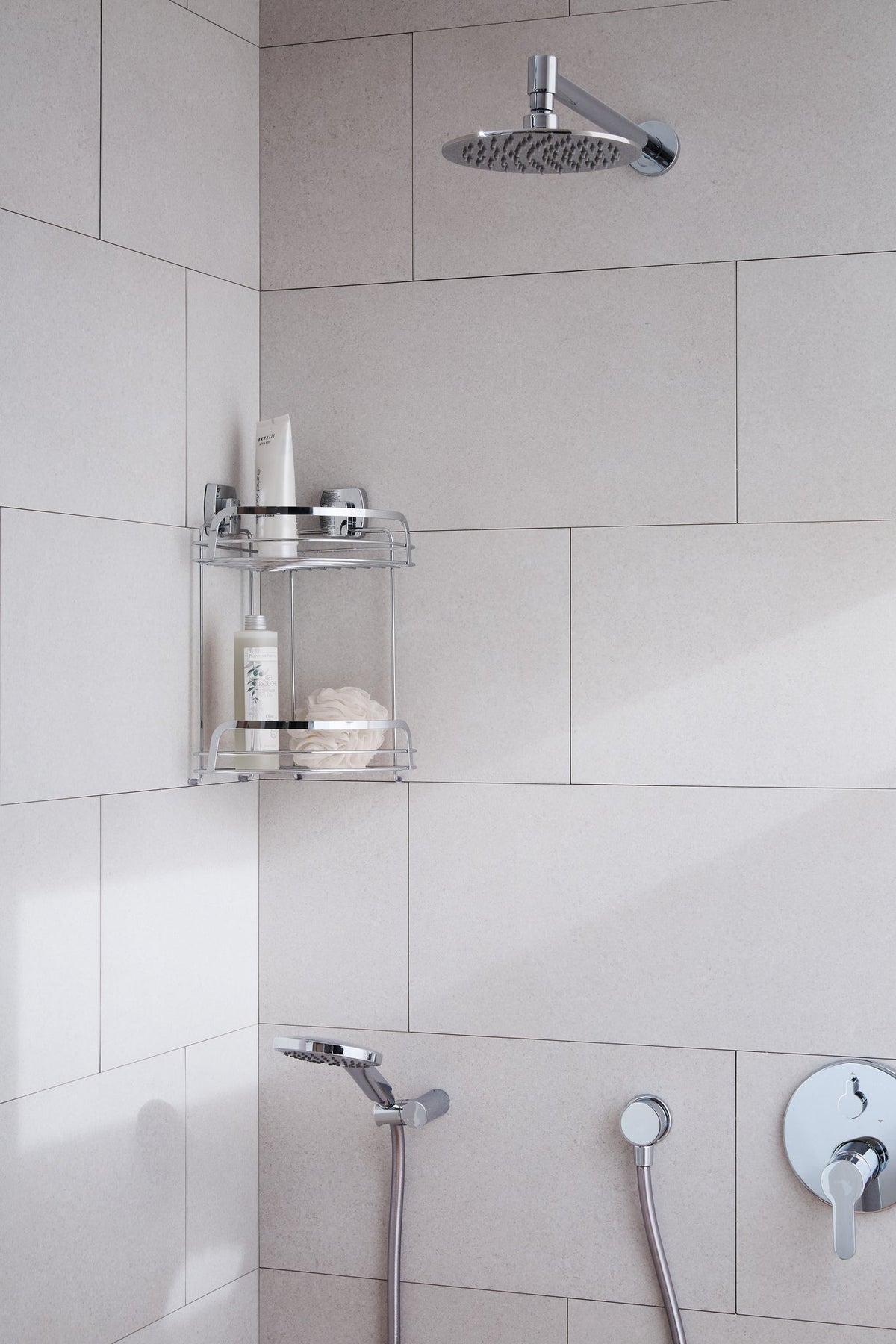 Moderne Dusche mit Regenduschkopf, Handbrause und Eck-Duschablage