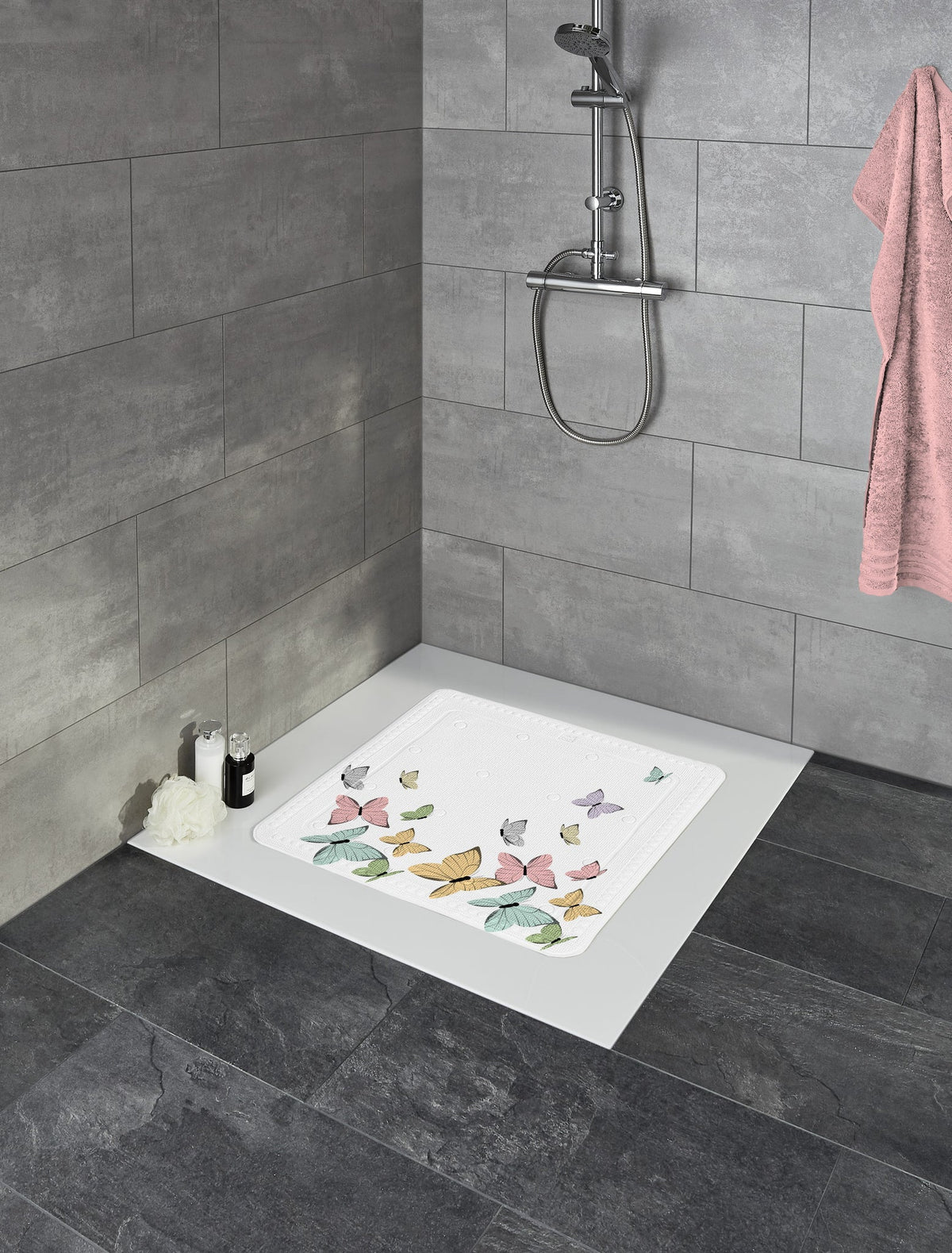 Graue Dusche mit weißer Wanne und bunter Anti-Rutschmatte mit Blättern