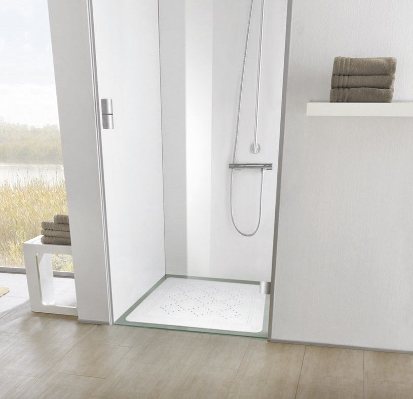 Moderne Dusche mit weißer Duschmatte, Handbrause und Handtuchstapel