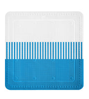 Quadratische  Antirutschmatte in Weiß und Blau mit Streifenmuster.