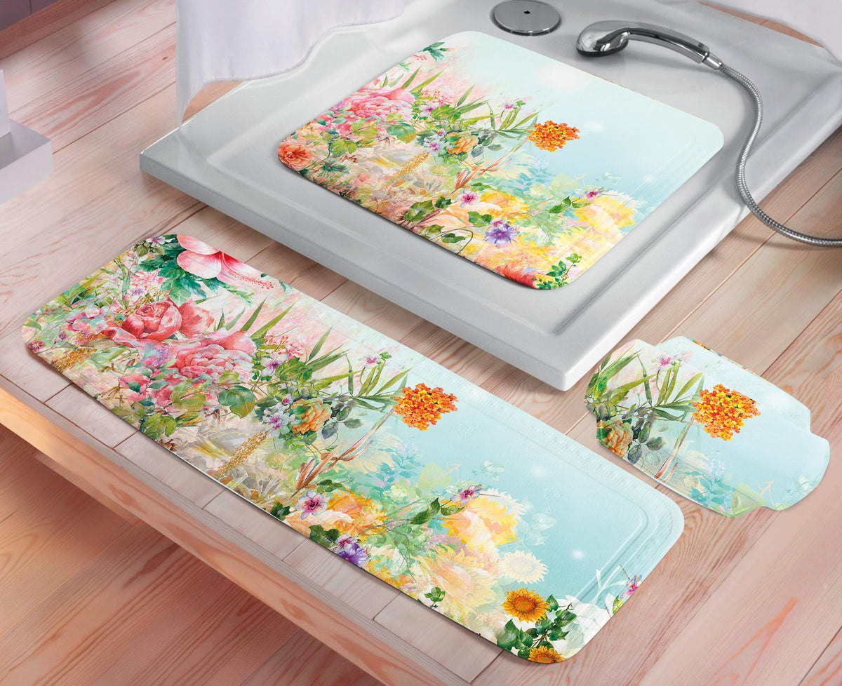Bunte  Antirutschmatte mit floralem Muster vor Dusche und WC im Bad.