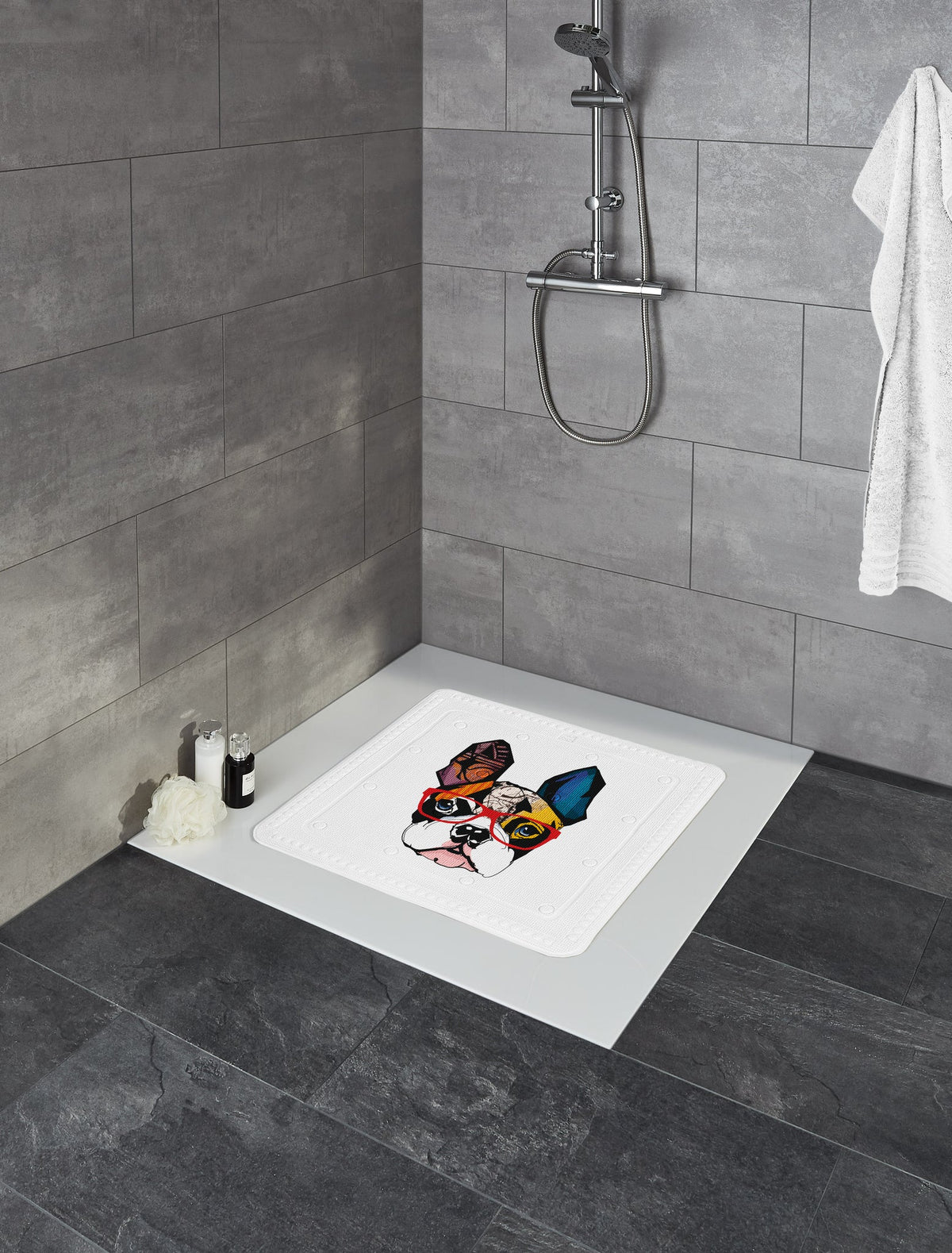 Dusche mit grauen Fliesen und weißer Badematte mit Bulldoggenmotiv