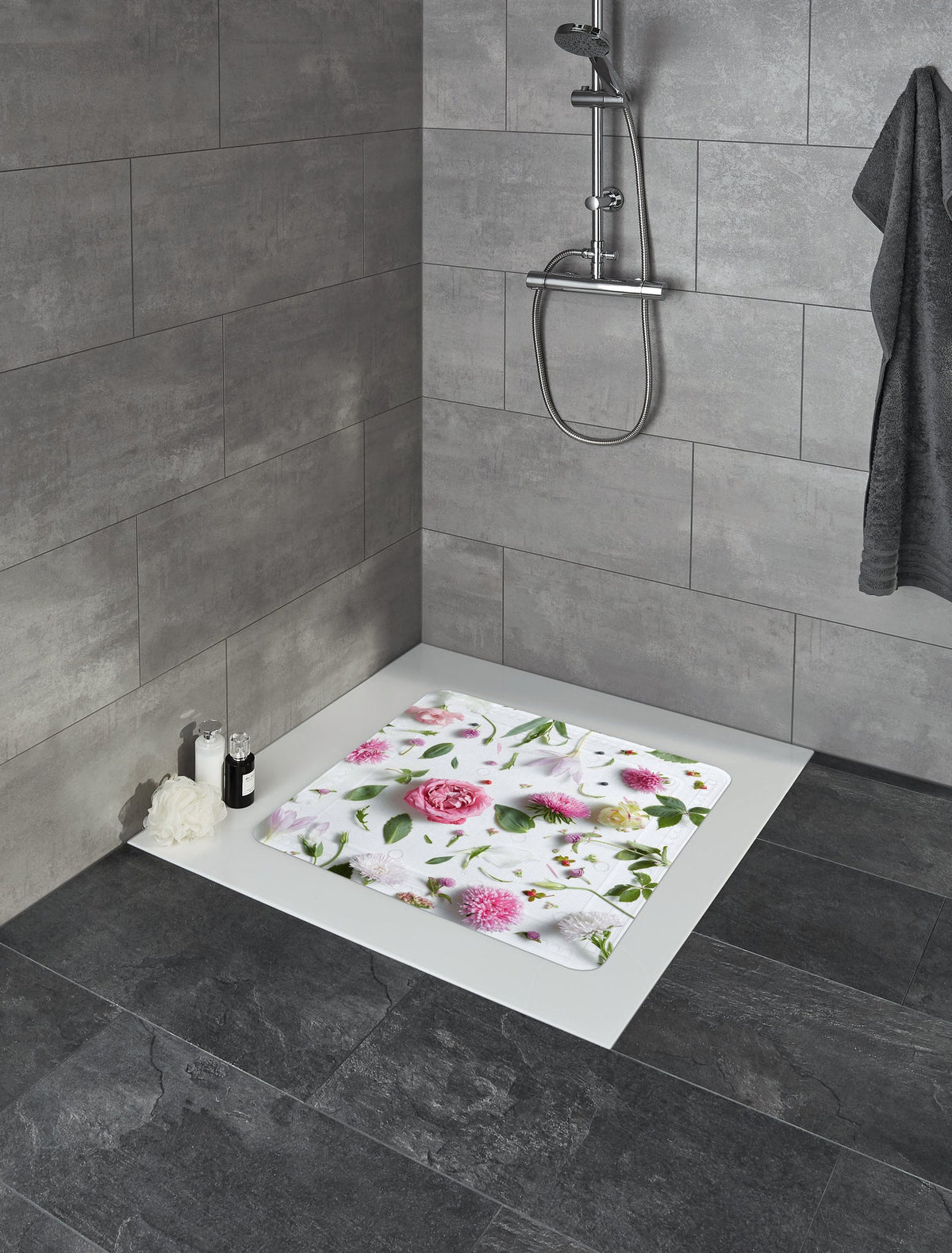 Bodengleiche Dusche mit floraler Duschmatte, moderne Fliesen in Grau