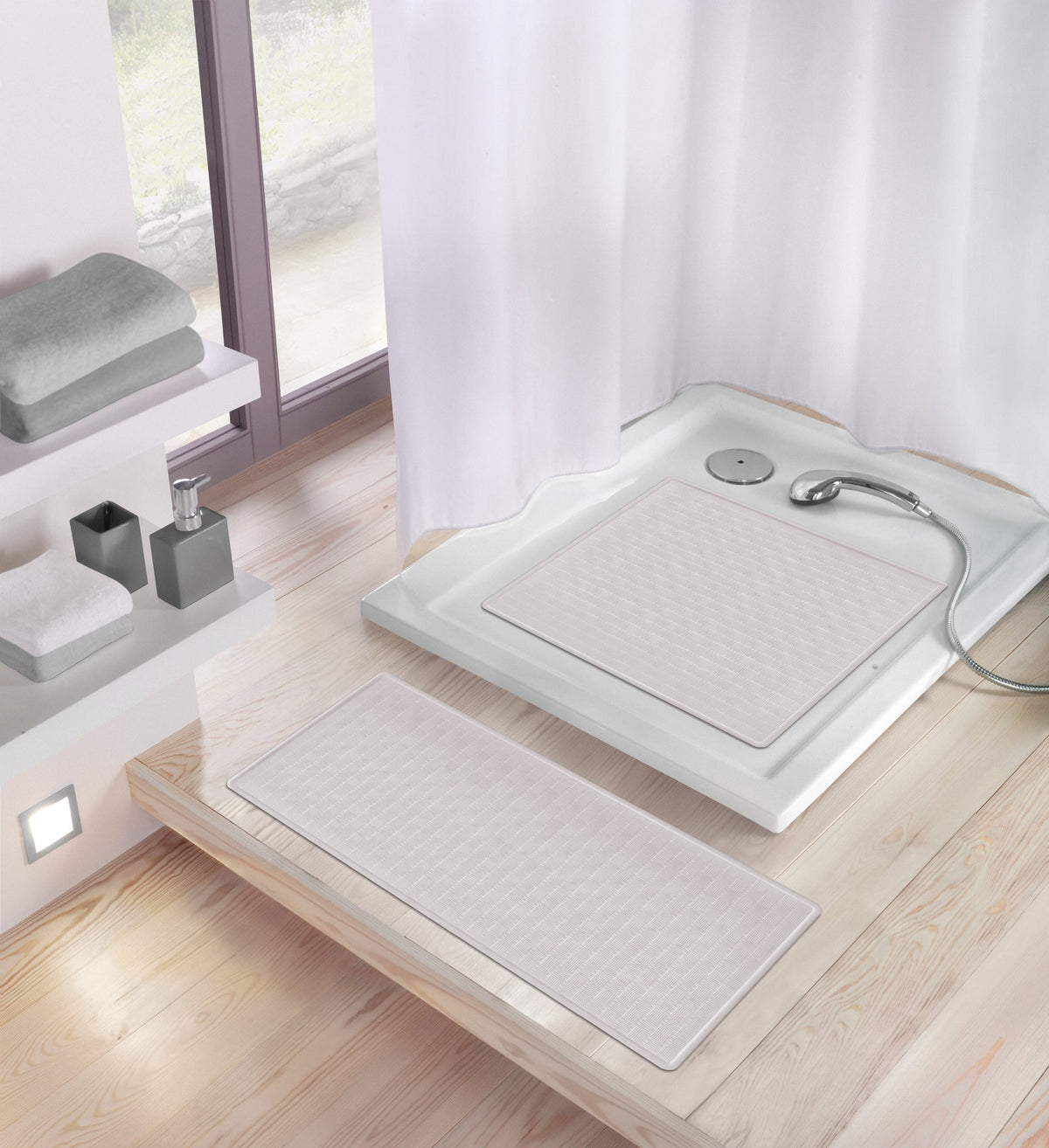 Weiße Duschmatten im modernen Badezimmer auf Duschwanne und Boden