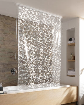 Transparenter Duschvorhang mit Punktmuster vor moderner Badewanne.