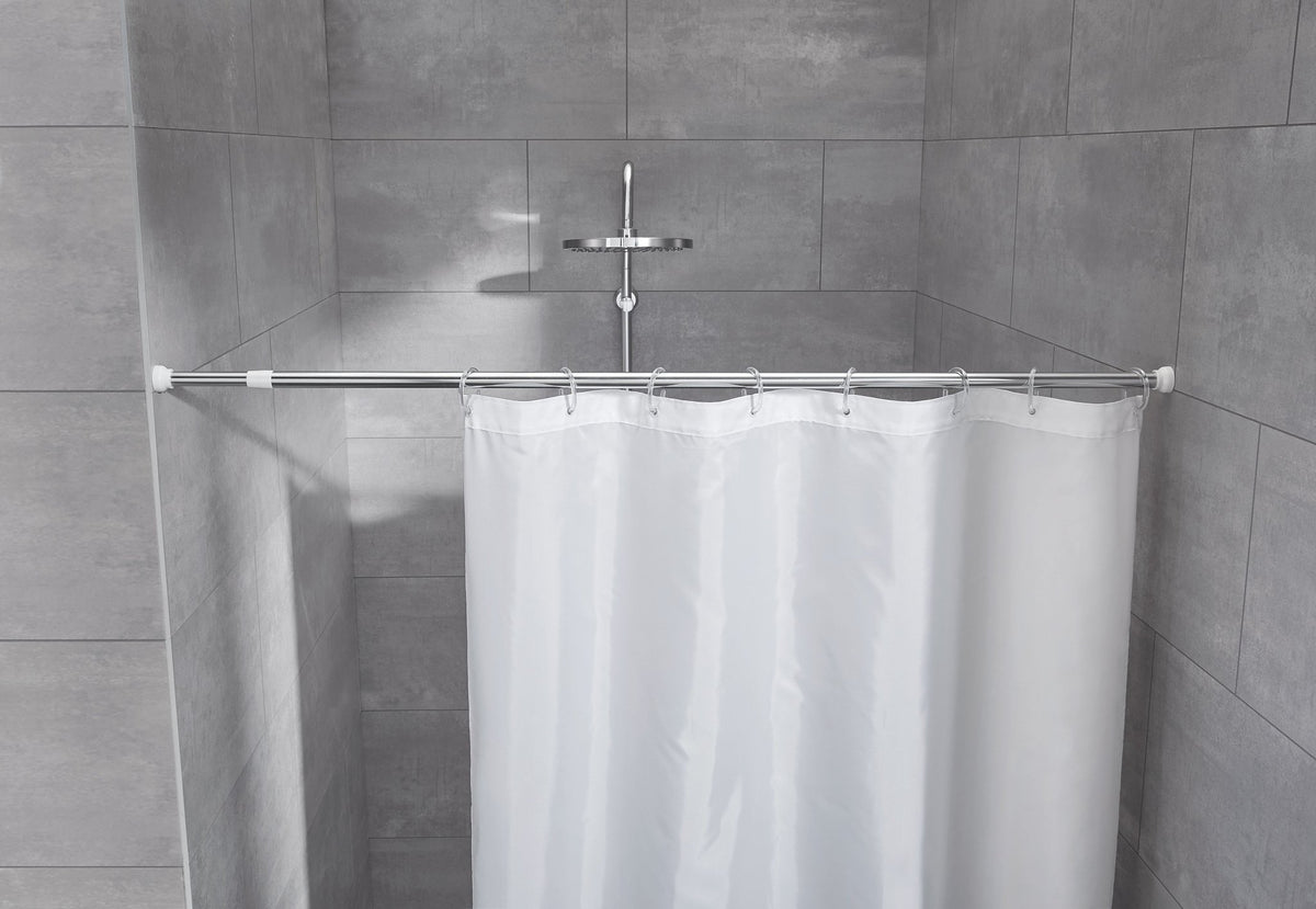 Weißer Duschvorhang an ausziehbarer Stange in moderner Graufliesen-Dusche