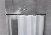 Weißer Duschvorhang an schwarzer Stange in moderner Eckdusche aus Fliesen