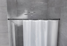 Weißer Duschvorhang an schwarzer Teleskopstange in grauer Dusche