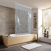 Modernes Bad mit Wanne, transparent-gestreiftem Duschrollo und Fenster.