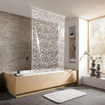 Modernes Bad mit Wanne und transparentem Duschrollo vor Steinwand.