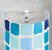 Runde Duschstange mit blau gemustertem Duschvorhang und Brausekopf