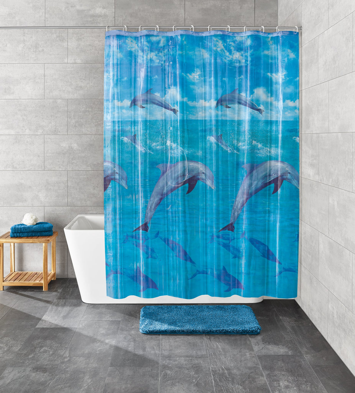 Badezimmer mit Badewanne und blauem Duschvorhang mit Delfinmotiv