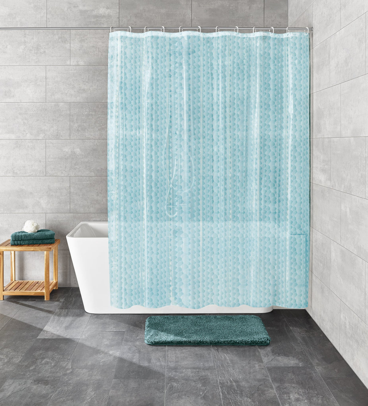 Hellblauer Duschvorhang vor weißer Badewanne mit kleinem Holzhocker