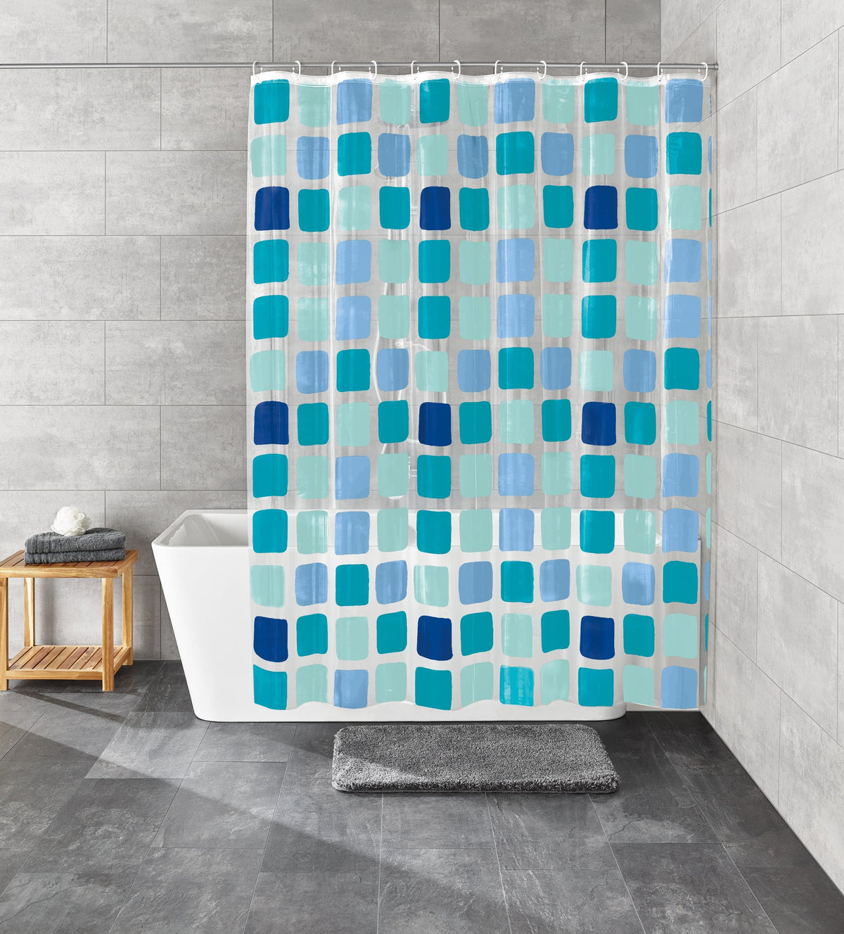 Badezimmer mit weißer Wanne und Duschvorhang mit blauem Karomuster