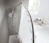 Runde Duschstange mit weißem Duschvorhang über Badewanne in modernem Bad