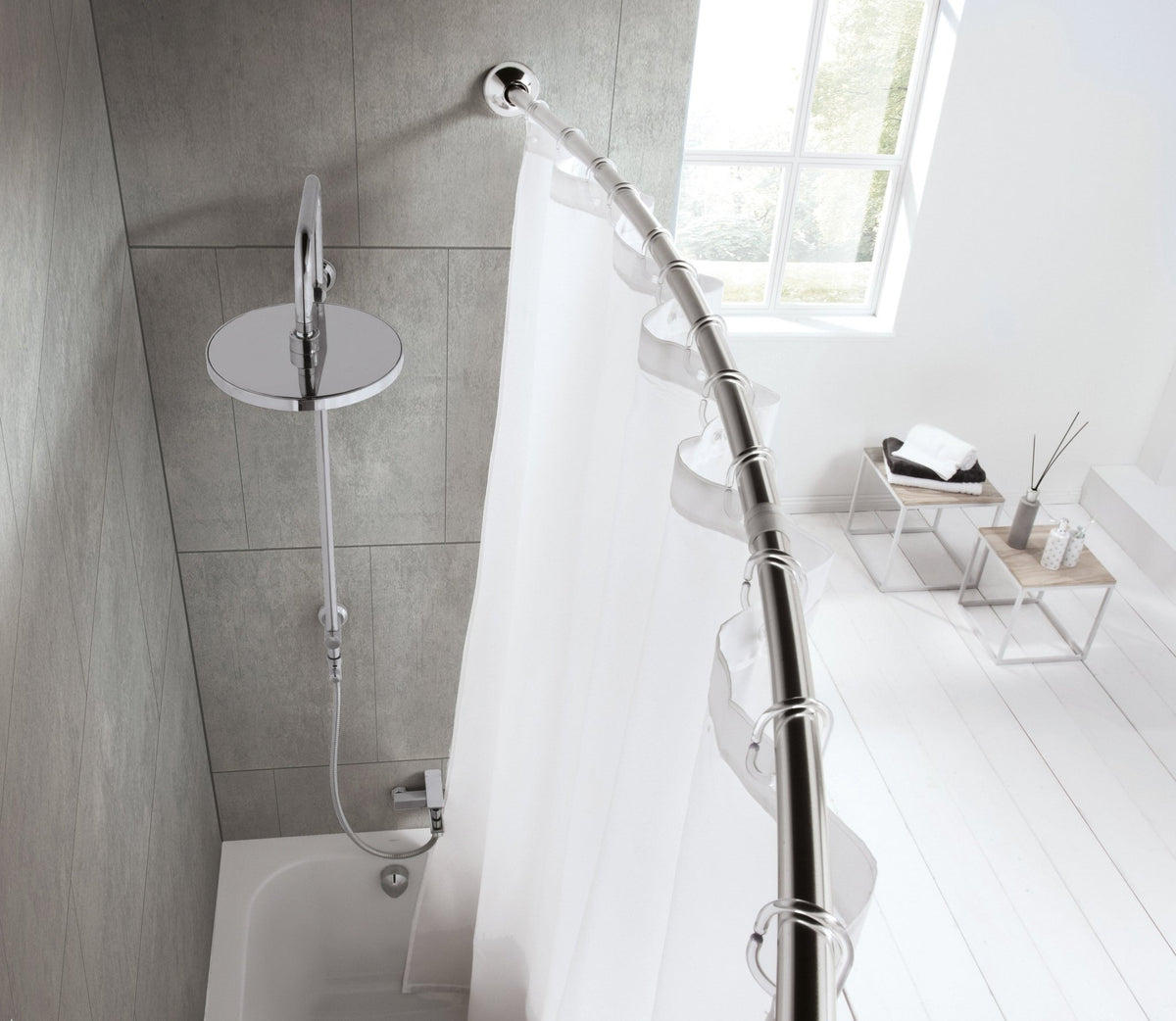 Runde Duschstange mit weißem Duschvorhang über Badewanne in modernem Bad