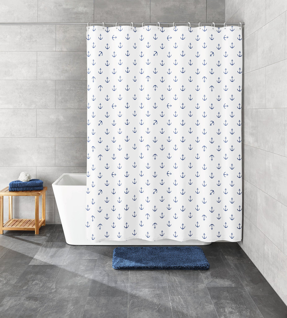 Weißer Duschvorhang mit blauem Anker-Muster vor Badewanne in grauem Bad