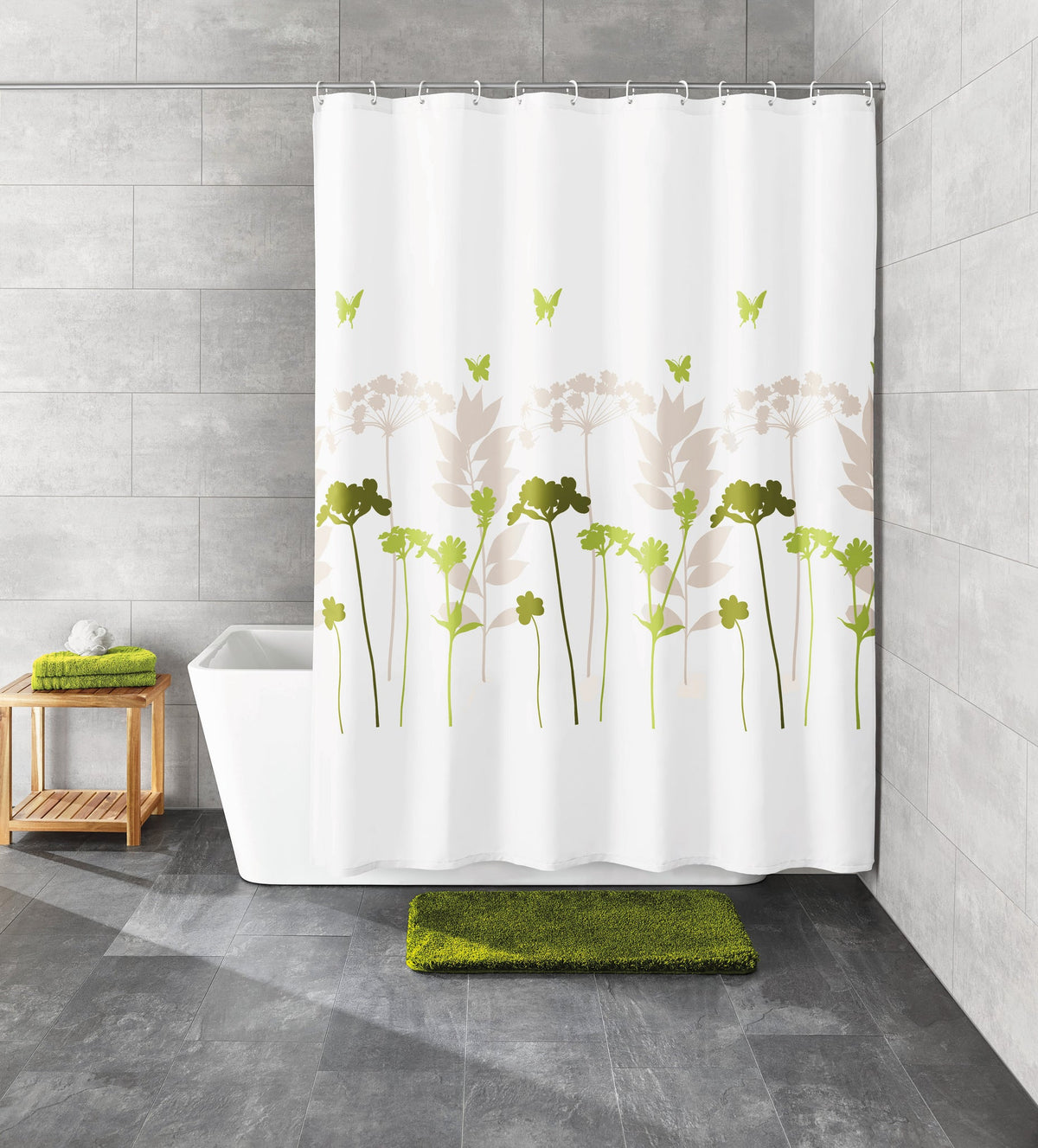 Weißer Duschvorhang mit grünem Blumenmuster in modernem Bad mit Wanne