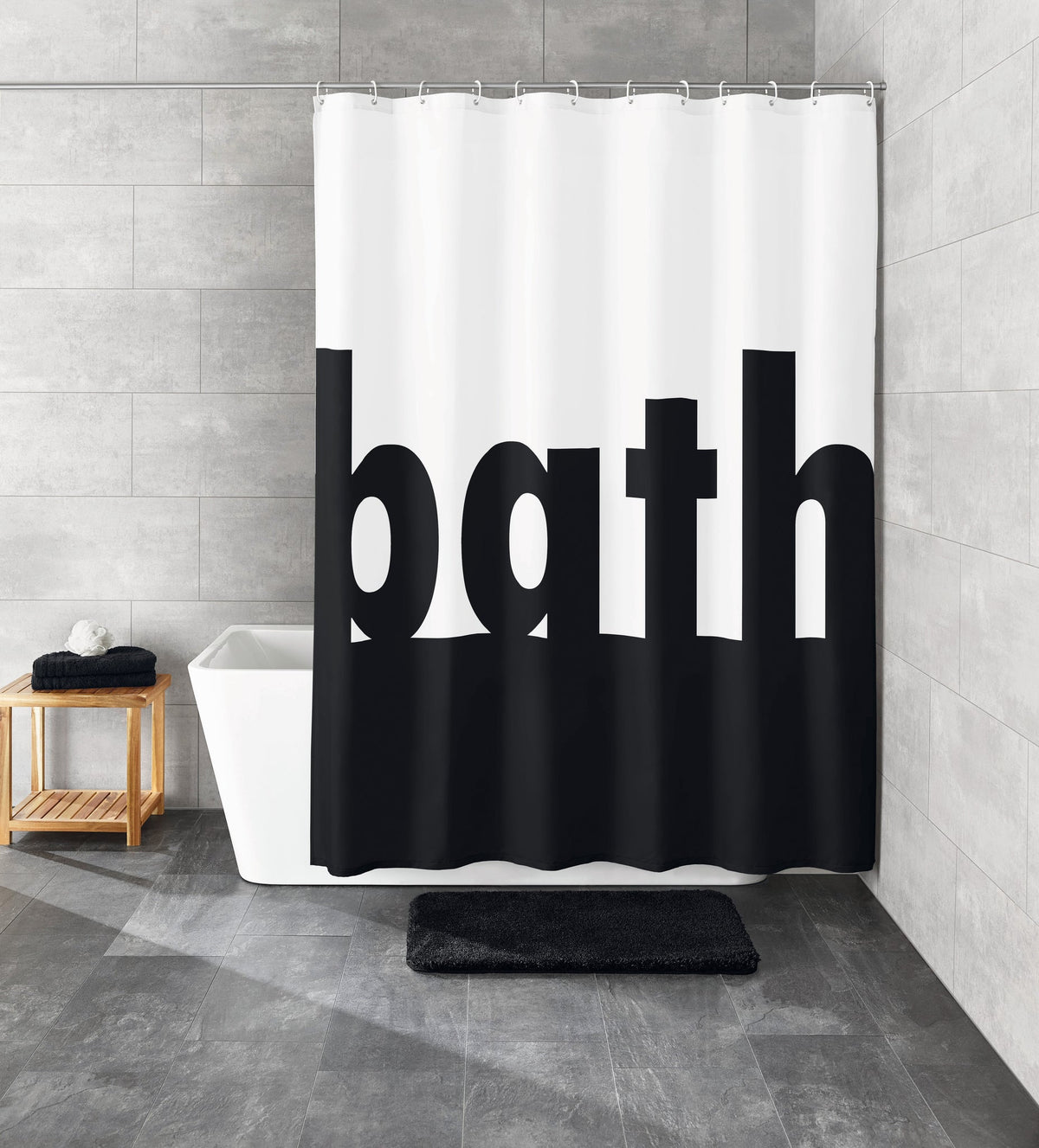 Schwarz-weißer Duschvorhang mit Schriftzug bath vor freistehender Badewanne