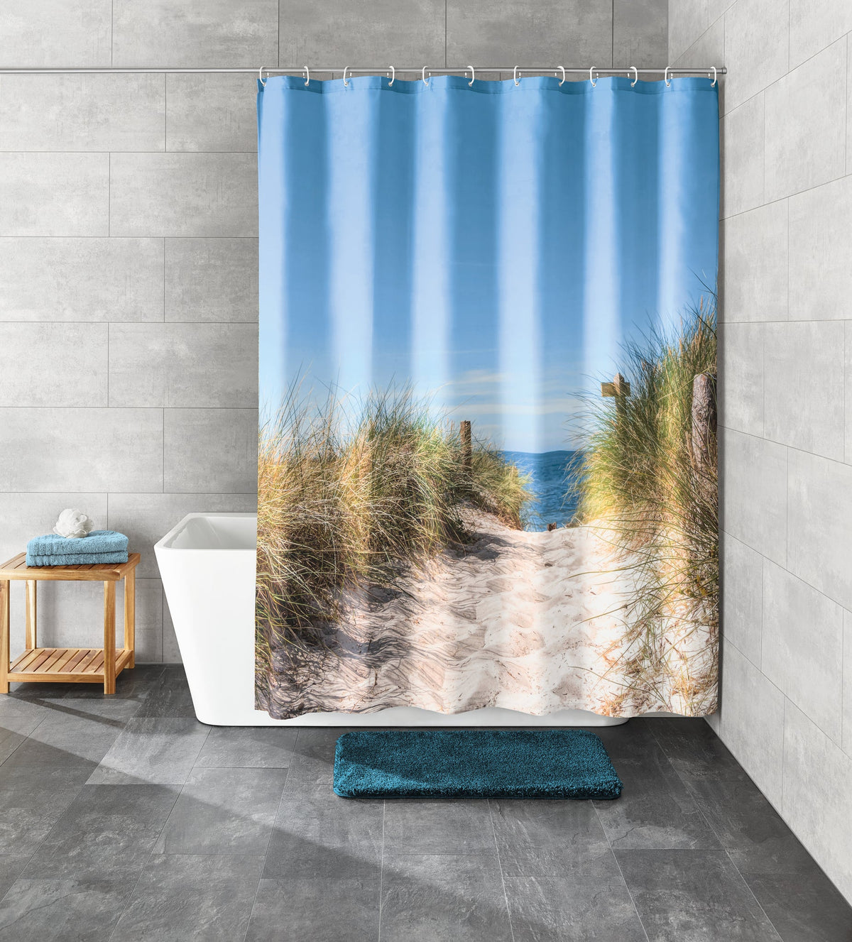 Duschvorhang mit Strandmotiv vor Badewanne in moderner Graufliesen