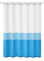 Weiß-blauer Duschvorhang mit Streifenmuster an Metallstange.