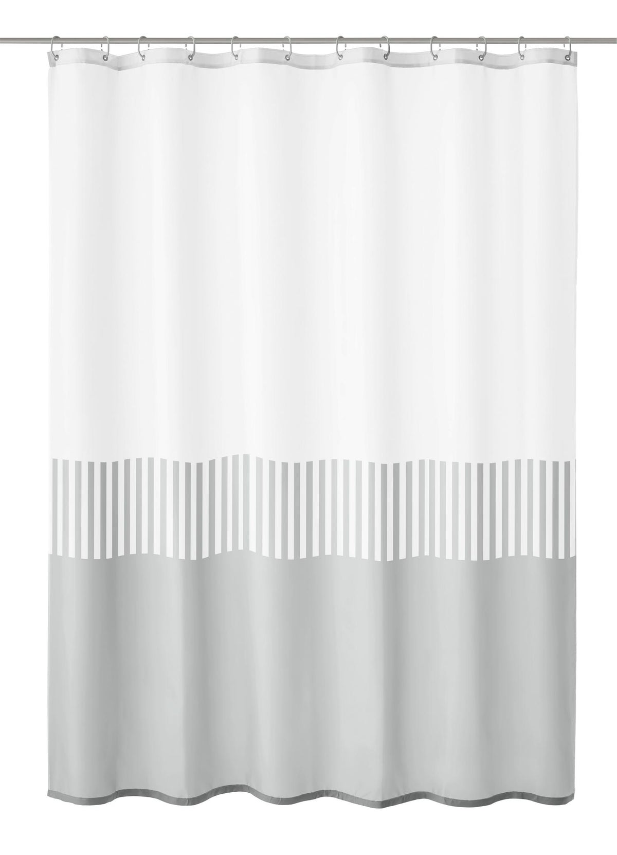 Weiß-grauer Duschvorhang mit Streifenmuster an einer Metallstange.