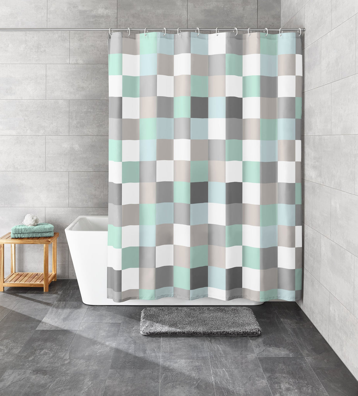 Badezimmer mit Wanne und Duschvorhang in grauen und mintfarbenen Karos