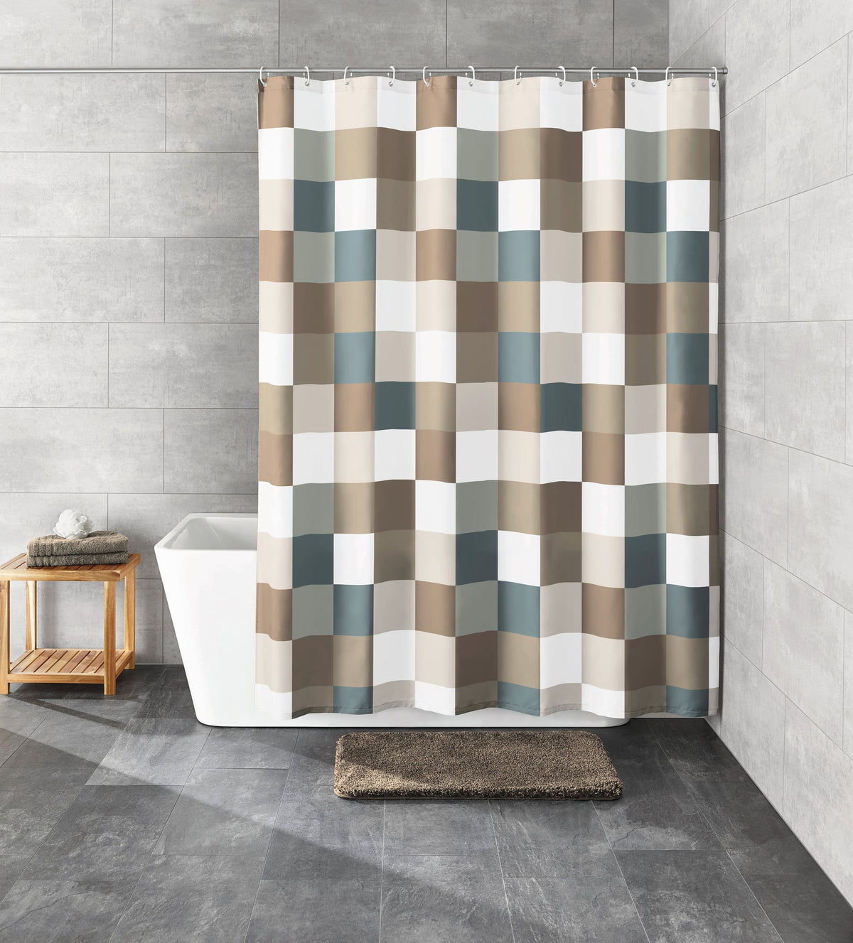 Badezimmer mit Wanne und Duschvorhang im Blockstreifen-Design in Beige