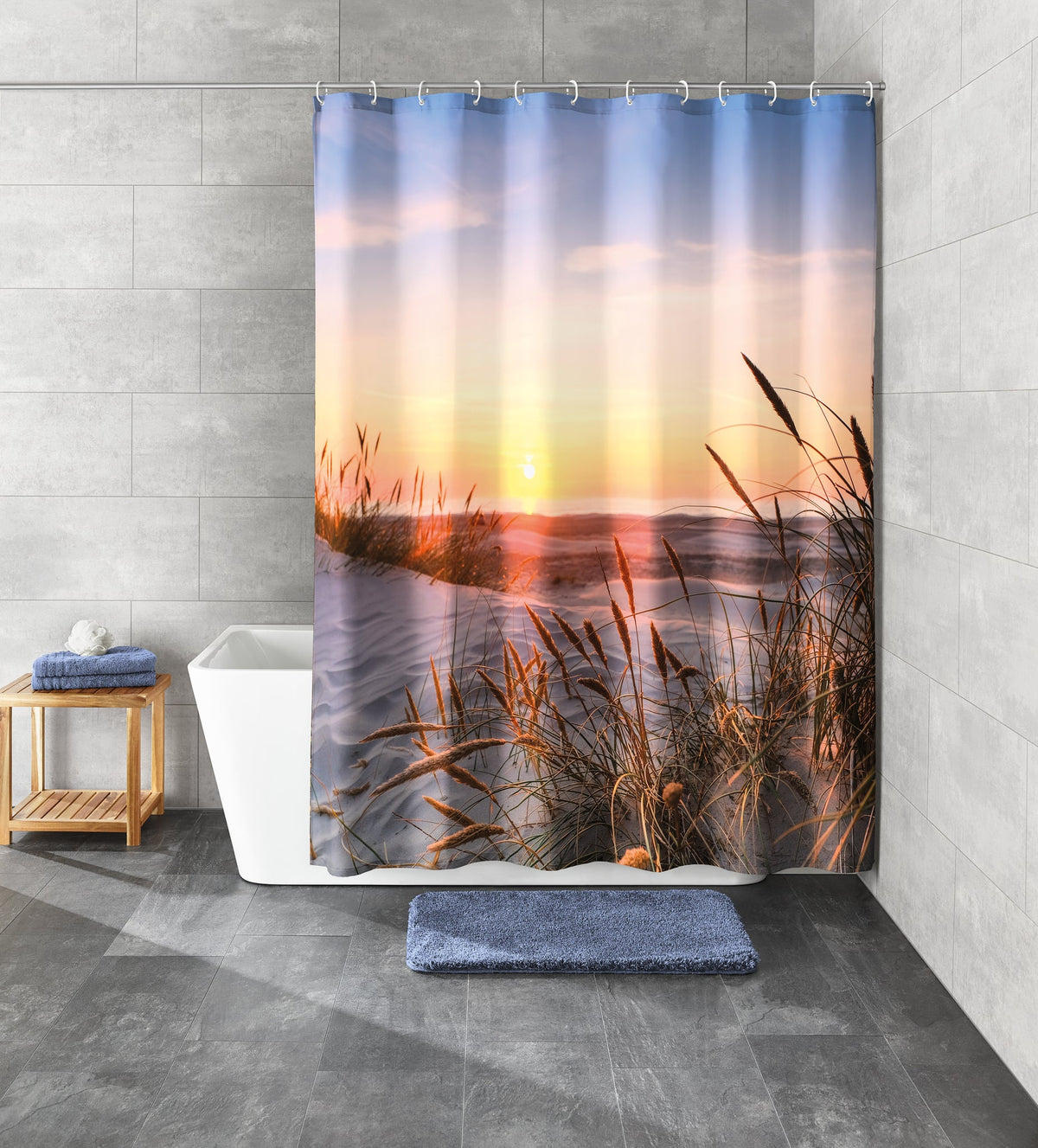 Graues Bad mit Wanne und Duschvorhang mit Sonnenuntergang am Strand