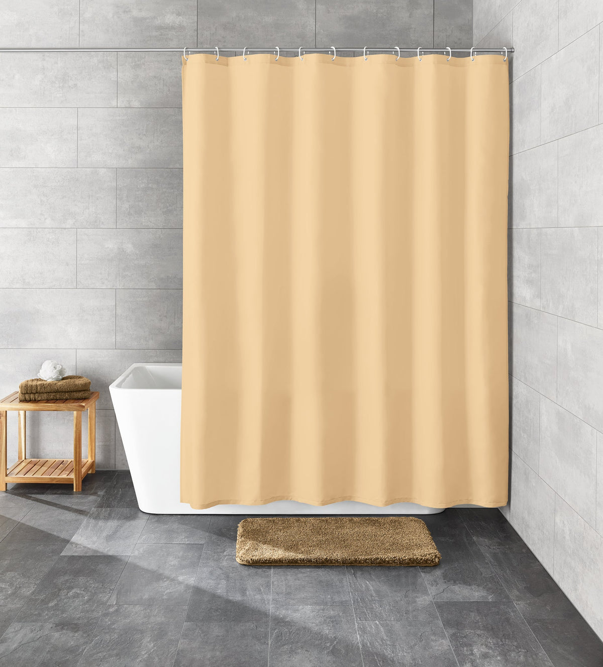 Beiger Duschvorhang mit Wanne, Holzablage und grauen Fliesenboden