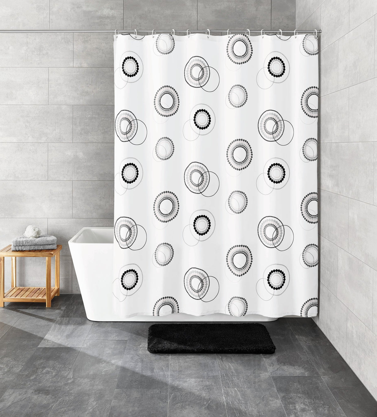 Weißer Duschvorhang mit schwarzen Kreisen in modernem Bad mit Badewanne
